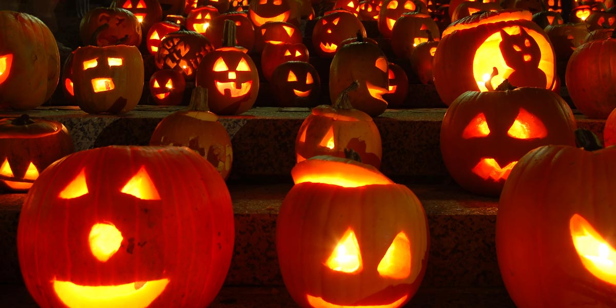 Jack-o-lanterns through the doorbell camera on halloween